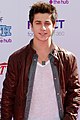 David Henrie interprète Justin Russo.