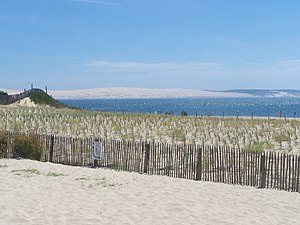 La dune du Pilat vue depuis la plage du Bassin d'Arcachon.