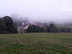 hameau dans la brume