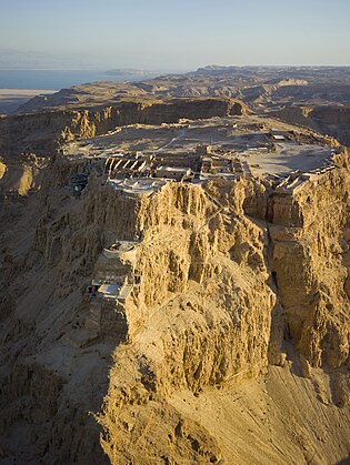 Vista aérea de Massada no deserto da Judeia (Israel), com o mar Morto ao fundo (definição 3 755 × 5 000)