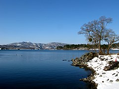 南岸から北西を望む