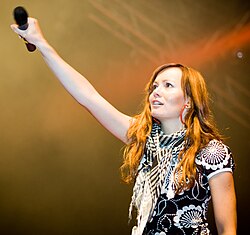 Marja Hintikka YleX-lavan juontajana Ilosaarirockissa 2008.