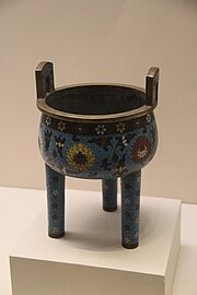 Dǐng in bronzo decorato cloisonné - dinastia Ming (Museo nazionale della Cina).