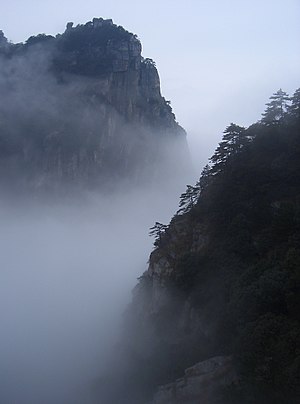 לוּשָׁאן - רכס הרים בצפון מחוז ג'יאנגשי שבדרום מזרח סין. ההר, הוא אחד מרכסי ההרים הידועים ביותר בסין, בשל יופי נופיו: מדרונות תלולים מיוערים, פסגות משוננות לוטות העננים, פלגים ומפלי מים.