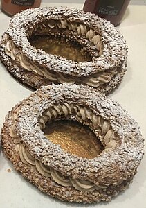 En couronne dans une pâtisserie de Neuilly-sur-Seine.