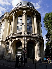 Rotonde de BNP-Paribas, à l'angle du boulevard Barbès.