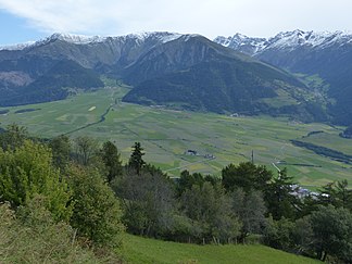 Blick auf die Eingänge von Plawenn- (links) und Planeiltal (rechts) mit den Planeiler Bergen