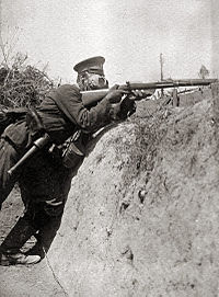 Болгарский солдат ведёт огонь из винтовки M1888, 1917 год