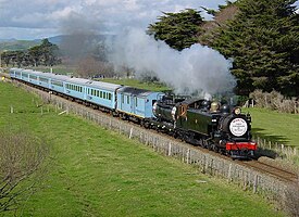 新西兰铁路WAB型蒸汽机车（英语：NZR WAB class）牵引“英国铁路2型客车出口新西兰型”，拍摄于新西兰北岛。