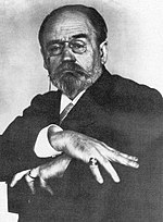 En mars 1898, Émile Zola est photographié par Félix Nadar dans l’attitude qu’évoque la conclusion de « J’accuse…! » : « J’attends ».