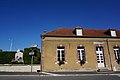 L'école et le monument aux morts.