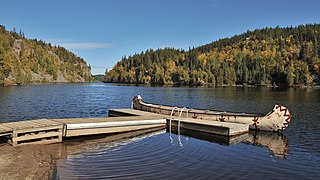 Vue vers le nord du lac La Haie avec un Rabaska