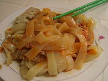 Niang pi (酿皮, Няң пы), a popular vegetarian noodle cold dish in Linxia