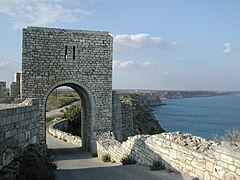 Reconstitution moderne de la porte du mur d'enceinte.