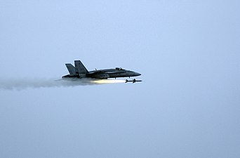 Tir d'un missile AIM-7 Sparrow par un CF-188 de la RCAF.