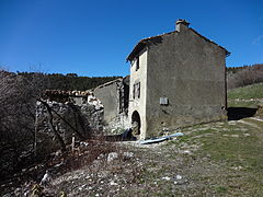 Ferme Laval, avec plaque commémorant le massacre de FTP français et italiens, le 6 avril 1944.