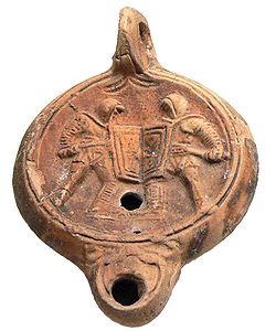 Lámpara de aceite romana en terracota con decoración de gladiadores (Museo romano-germánico de Colonia).