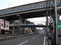 日野インター付近。上の高架は横浜横須賀道路。