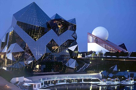 Les pavillons du Futuroscope, à Poitiers (par Denis Laming, 1984).