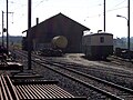 Petite remise de Bercher avec devant stationnés le wagon-citerne X1 et la voiture B 19.