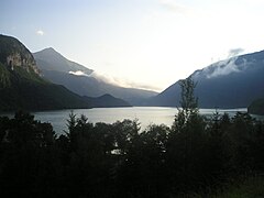 Le lac de Molveno vu depuis la commune de San Lorenzo in Banale.