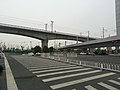 京广高速铁路（上）在张郭庄一带跨越北京地铁14号线（下）