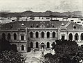 L'hôtel de ville de 1869, côté sud, avec la fontaine de Dent au milieu.