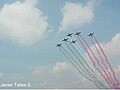 El Equipo Acrobático del Colegio del Aire (conformado por 6 aviones Pilatus PC-7), lanzando humo de colores de la bandera nacional.