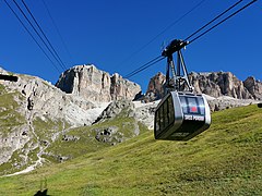 Le téléphérique du col Pordoi.