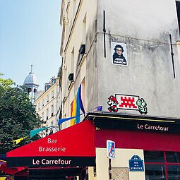 NE corner of the square : Brasserie Le Carrefour (Restaurant and café).