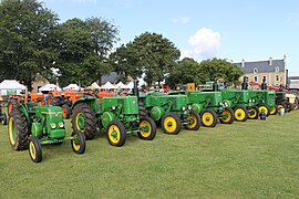 Plusieurs tracteurs SFV lors d'une exposition de matériel agricole.