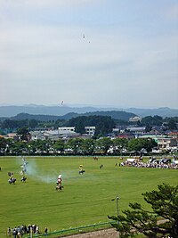 神旗争奪戦。上空に打ち上げられた神旗（2005年）