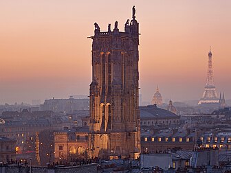 Torre de Santiago em Paris, França. Essa torre gótica flamejante de 52 metros de altura é tudo o que resta da antiga igreja de Saint-Jacques-de-la-Boucherie (“Santiago dos açougueiros”) do século XVI, demolida em 1797, durante a Revolução Francesa, deixando apenas a torre. Ela é hoje um marco histórico nacional e um dos pontos de partida dos Caminhos de Santiago. (definição 3 543 × 2 658)