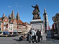 La Grand Place, con la torre a destra e la cattedrale a sinistra.