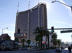 Encore en construcción desde Las Vegas Boulevard.