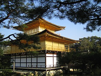 Le Pavillon d'or (Kinkaku) dans les jardins du Rokuon-ji, temple bouddhiste inscrit au sein des monuments historiques de l'ancienne Kyōto (Japon). (définition réelle 2 272 × 1 704*)