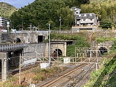 湖西線長等山トンネルと東海道本線新逢坂山隧道西口