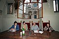 1999. José Saramago durante la conferenza al Santa Maria della Scala. In foto: Duccio Barlucchi, Omar Calabrese, direttore del museo, e Fatima Braga De Matos