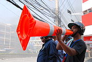 タイ王国の反独裁民主戦線(タクシン派、赤シャツ隊とも)は、抗議活動の音響メガホンに三角コーンをそのまま用いる事で知られる(2010年)