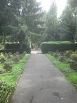 Blick von der Kapelle über den Ehrenfriedhof zum Kriegerehrenmal 1914/18.