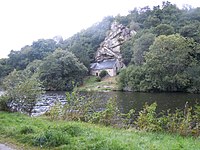 La cappella di Saint Gildas, su una riva del Blavet a Bieuzy