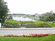 Falkenbergs borgruin mittemot Gamla stan, på andra sidan Ätran, vid bron.