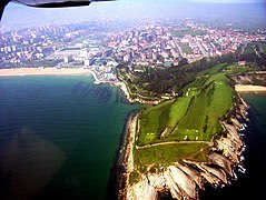 Le Cabo Menor, baigné par les eaux de la mer Cantabrique, et, au fond, la ville de Santander, capitale de la Cantabrie.