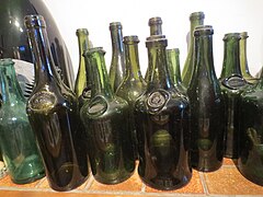 Anciennes bouteilles et clavelins de vin jaune et Château-chalon estampillés du vignoble du Jura.