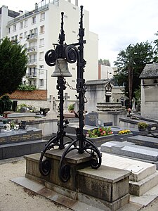 Cloche au centre du cimetière.