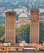 La cupola del Sacro Cuore tra la Torre dei Prendiparte e la Torre degli Azzoguidi