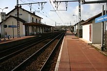 À gauche, la voie 2 en direction de Corbeil-Essonnes ; à droite, la voie 1 en direction de Melun.