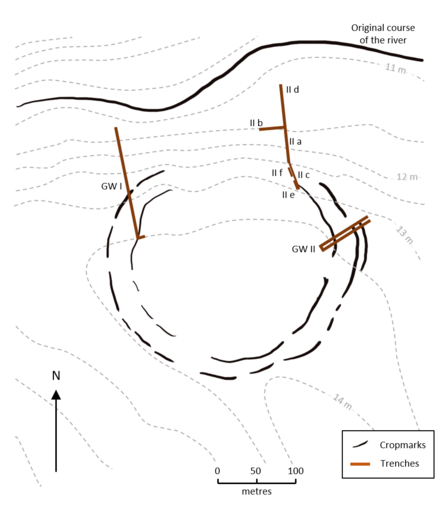 Two concentric circular lines, with a large gap at the top and smaller gaps around the edges, on a contour maps showing them south of a river, with higher ground to the south of the circles. Lines indicating excavation trenches intersect the circles at the north-west, north-east, and east.