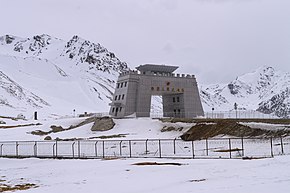 Picture of Checkpoint building over AH4 at China/Pakistan border near Khunjerab Pass