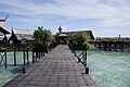 Laluan ke pengginapan di Kapalai Resort Sabah.